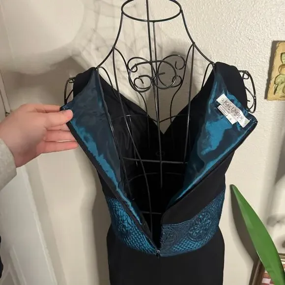 Kay Unger Sleeveless V Neck Sheath Dress 6 - Picture 6 of 11